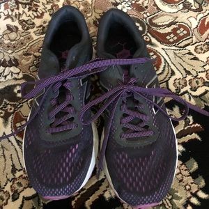 Women’s size 8 New balance athletic shoes